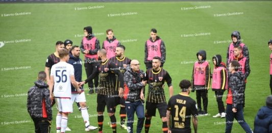 Animi caldi in tribuna: rissa sfiorata tra un tifoso e i familiari di Cataldi