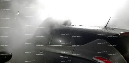 Auto in fiamme, panico in un parco al Rione Ferrovia