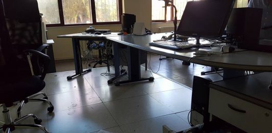 Raid a scuola, svuotata la biblioteca della ‘De Sanctis’