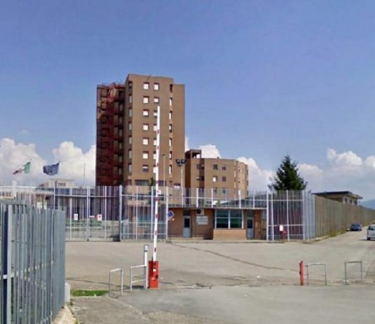 Detenuto tenta di mimetizzarsi tra i parenti in visita per scappare, sventata un’evasione al carcere