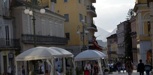 Caso dehors, citazione in giudizio per i legali rappresentanti di 15 locali della città: ignorate le direttive di Comune e Soprintendenza