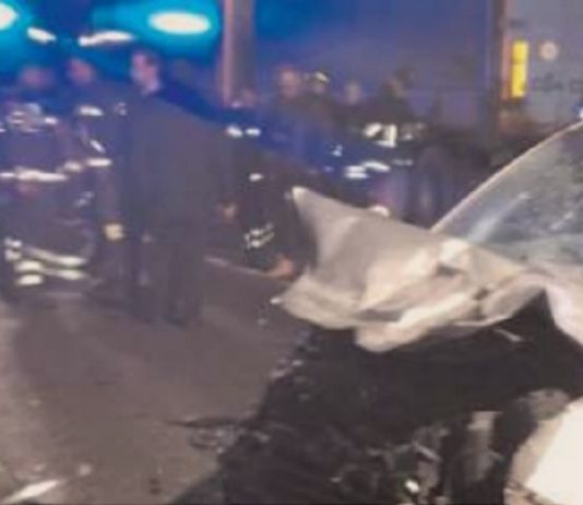 Fuggono dalla Polizia e si schiantano contro un tir: 4 morti