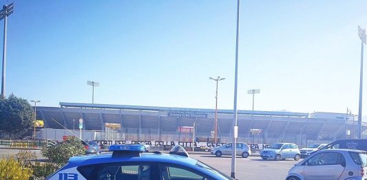 Armati di flex aprono saracinesca, ladri in azione in un tabacchi: bottino ingente