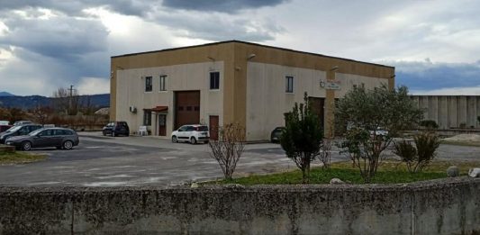 Commando armato saccheggia un’azienda