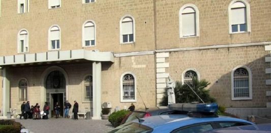 Infermeria aggredita al ‘Fatebenefratelli’: la donna afferrata e spinta contro un muro