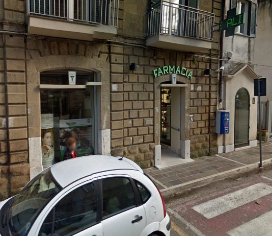 “Tira fuori i soldi”, terrore in farmacia