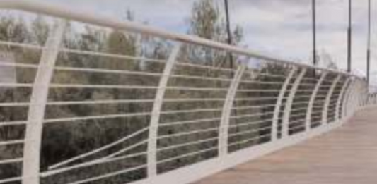 Vandalismo inqualificabile: già danneggiato il nuovo ponte ciclopedonale