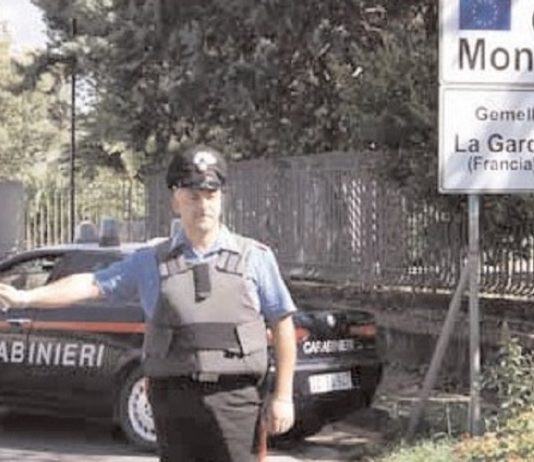 Nigeriano si denuda in strada e ferisce due carabinieri