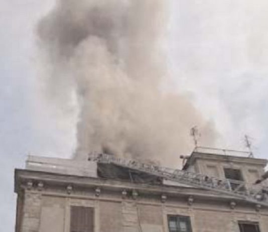 Brucia palazzo: panico tra la gente, nessun ferito
