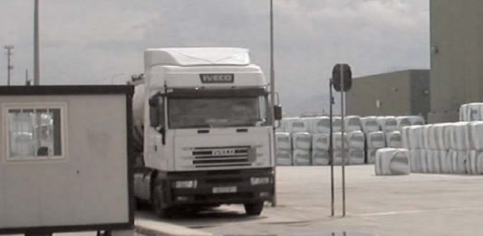 Protesta allo Stir di Casalduni, i lavoratori bloccano i camion in arrivo da Napoli