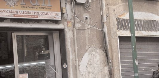 Spari contro un negozio di stufe, la pista dell’estorsione