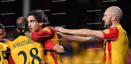 Un nuovo inizio per il Benevento: definito il programma della ripresa. Intanto si ferma Viola