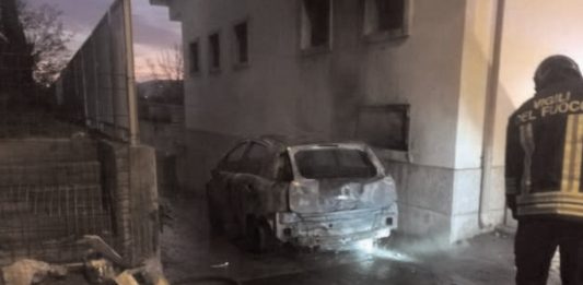 Auto a fuoco, ennesimo episodio in città