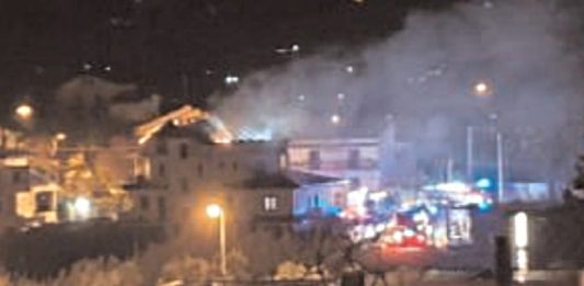 Canna fumaria in fiamme, villa semidistrutta da un incendio