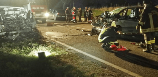 Auto contro camion, perde la vita un 54enne