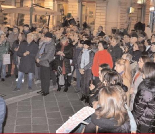 “Nessuno tocchi gli educatori” è il grido della piazza stracolma dopo l’aggressione a un’insegnante