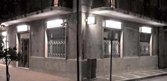 Rapina in banca, colpo da 26mila euro: direttore e dipendente minacciati col taglierino