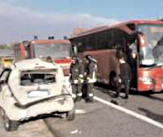 Pullman tampona un’auto, ferite tre sannite sull’A16