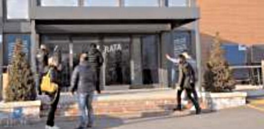 Saldi, partenza in sordina: centri commerciali presi d’assalto, ma niente code davanti ai negozi