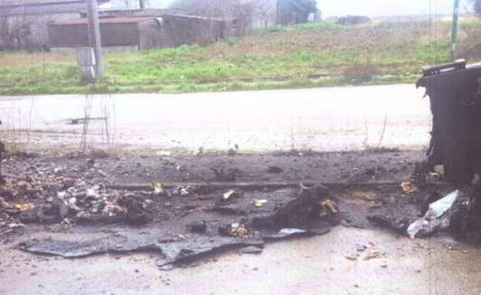 In fiamme i cassonetti dell’ecopunto di contrada Olivola