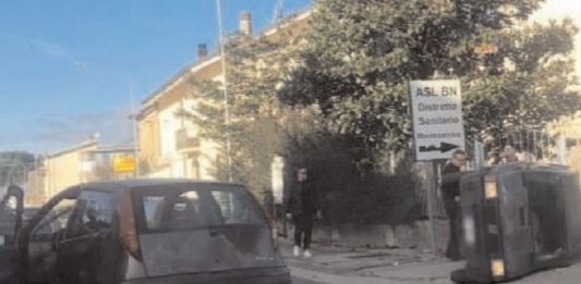 Montesarchio – Sconto tra due auto, una si ribalta: trauma cranico per una donna