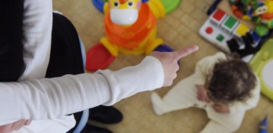 Maltrattamenti all’asilo di Airola: revocata misura a una maestra, provvedimento attenuato per un’altra insegnante