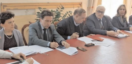 Contagi in risalita, appello alle terze dosi. In città sette classi in dad, Mastella: “Controlli intensificati”