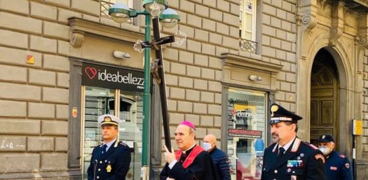 Il Cristo spezzato, l’Arcivescovo e la processione solitaria nella città deserta