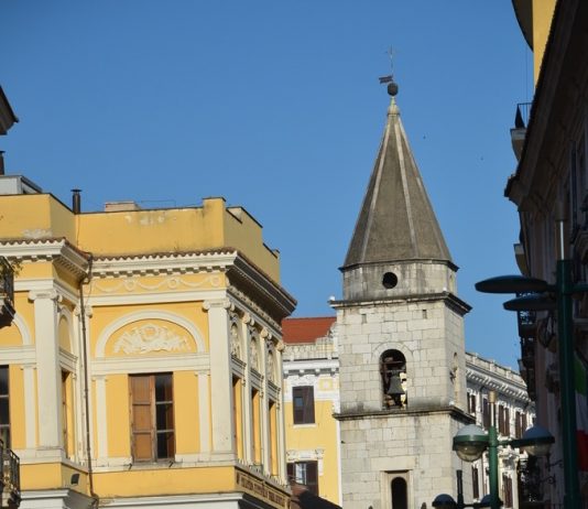 Corso Garibaldi, ordinanza per il decoro: prescritti interventi su vetrine e saracinesche