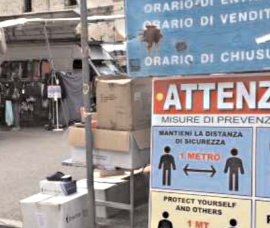 Abbigliamento, ripartenza fiacca per gli ambulanti: pochi clienti. La denuncia: “Ci sono abusivi”