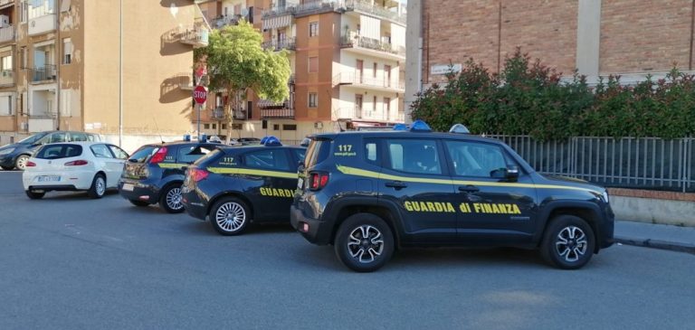 Otto misure cautelari, denuncia a piede libero per 50: i nomi degli