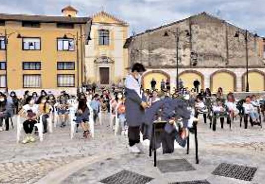 A Pago Veiano la chiusura dell’anno scolastico è in piazza