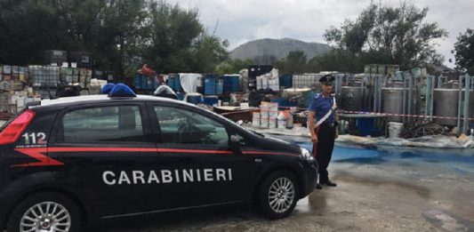 Bidoni arrugginiti, scarti di vernice e percolato: scattano i sigilli in un capannone