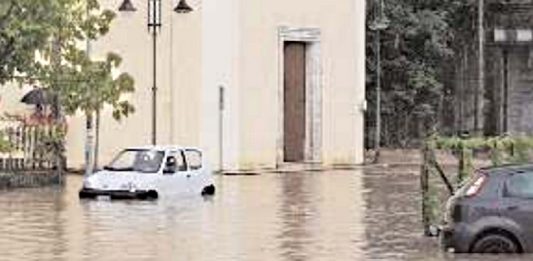 Nubifragio nel Sannio, strade allagate a Castelvenere