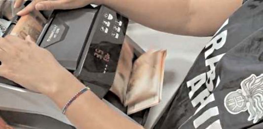 Banda falsari, via agli interrogatori di garanzia: il capo resta in silenzio e si rifiuta di sottoporsi al tampone per rilevare il Covid