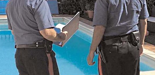 Dramma in piscina, perde la vita un 57enne