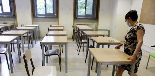 Superiori, monito di De Luca: “No alle classi pollaio”. Malumore dei dirigenti sanniti per le divergenze tra Governo e Regione