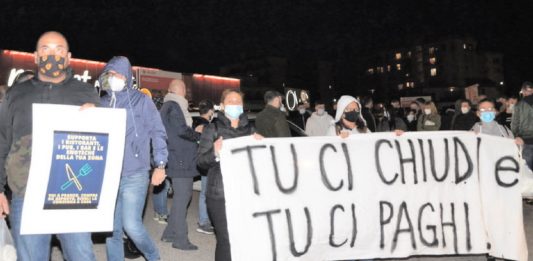 Gli esercenti non ci stanno: continuano le proteste in città. E al Rione Libertà i bar si ribellano al diktat delle 18