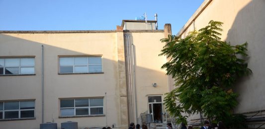 La ripresa della scuola tra la gioia dei bambini e il traffico in tilt. I vigili ai genitori: “Non accalcatevi agli ingressi”
