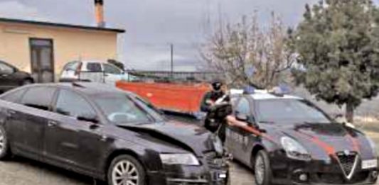 Furto al supermarket, ladri in fuga: la corsa è finita contro un palo della luce, ma sono riusciti a dileguarsi