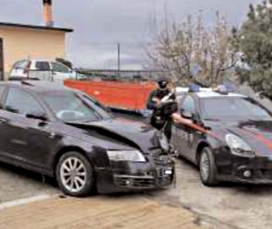 Furto al supermarket, ladri in fuga: la corsa è finita contro un palo della luce, ma sono riusciti a dileguarsi