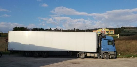 Migranti in un camion frigo, arrestato l’autista. Identificati gli stranieri