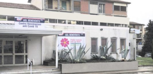 Partita la vaccinazione per gli over 70: attese e lunghe file, a via Minghetti in coda anche chi sperava nelle dosi avanzate