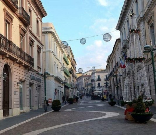 Nuove regole sul green pass, Confesercenti: “Altra tegola per i negozi”
