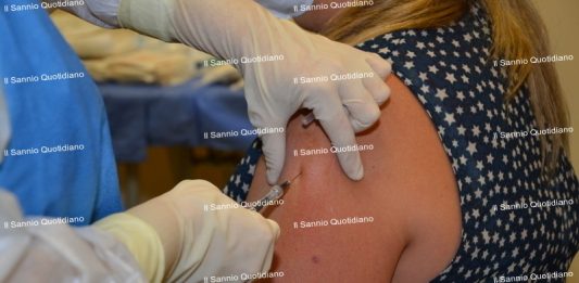 Vaccinazioni al ralenti per over 70 e malati costretti in casa