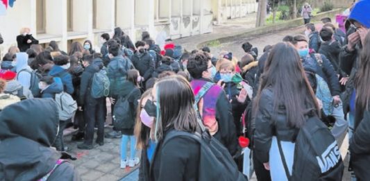 Scuola, le lezioni riprendono a ostacoli. Calca agli ingressi, Mastella: “Così si richiude tutto”