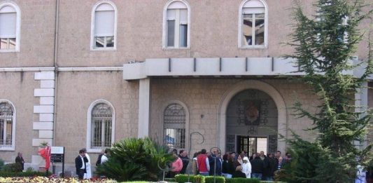 Brutta caduta per Mimmo Paladino, ricovero al Fatebenefratelli