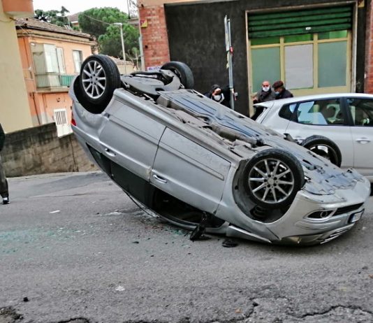 Paura in città: perde il controllo dell’auto e si ribalta, solo ferite lievi