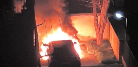 Benevento, prende fuoco il suv del dirigente comunale all’Urbanistica