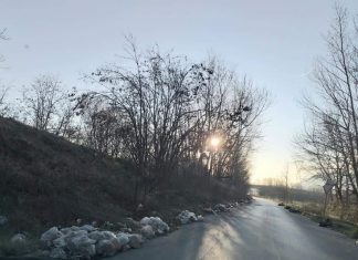 Statale Appia, discarica nei pressi della rotonda: anche i volontari devono alzare bandiera bianca